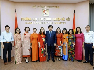 Hiệu trưởng gặp mặt Ban nữ công nhân ngày thành lập Hội Liên hiệp Phụ nữ Việt Nam 20/10