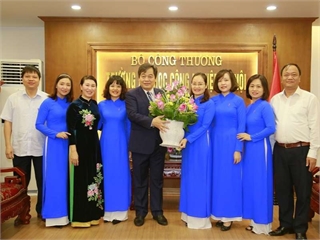 Hiệu trưởng chúc mừng Ban nữ công nhân ngày Phụ nữ Việt Nam 20/10