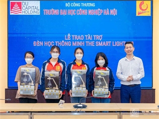 DUCAPITAL Holding trao tặng đèn học thông minh cho sinh viên Đại học Công nghiệp Hà Nội