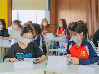 Phóng sự VNEWS - Sinh viên ở Hà Nội trở lại trường học trực tiếp