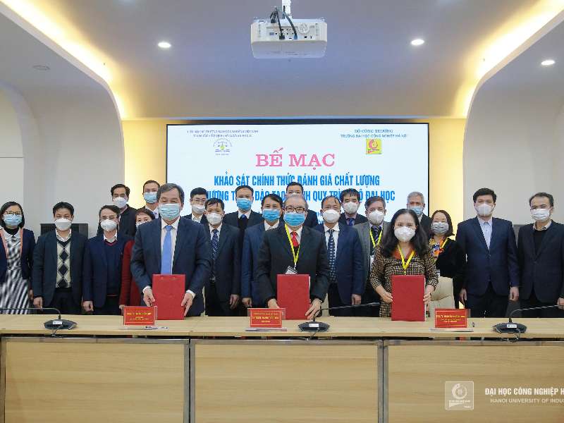 Bế mạc đánh giá ngoài chương trình đào tạo ngành Hệ thống thông tin, Ngôn ngữ Trung Quốc và Quản trị kinh doanh