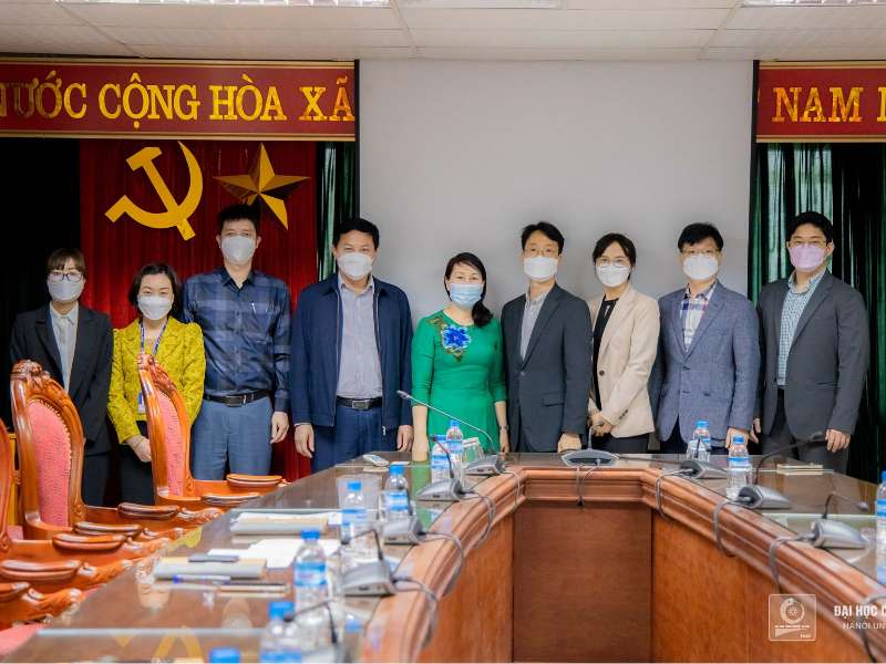 Hanoi University of Industry received Amkor Technology Vietnam