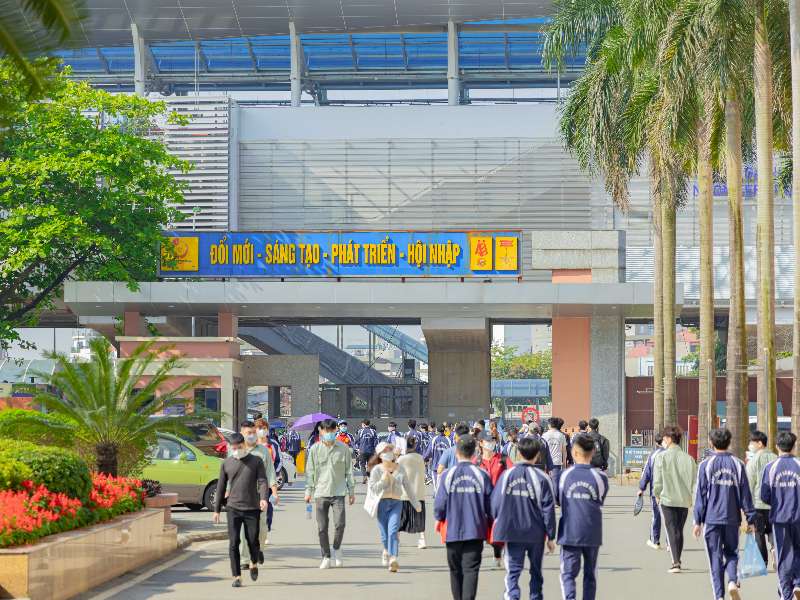 Sinh viên trở lại trường mùa loa kèn tháng tư