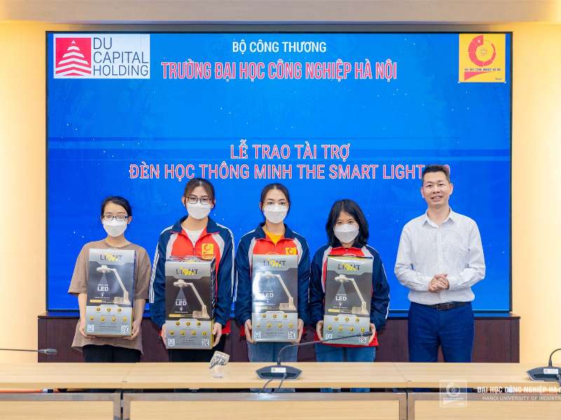 DUCAPITAL Holding presents smart desk lamps to students of Hanoi University of Industry