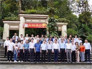 Đoàn cán bộ Đại học Công nghiệp Hà Nội dâng hương tại đền thờ Bác Hồ trên núi Ba Vì, Hà Nội