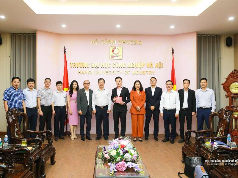 Siemens Digital Industries Software Company, Vietbay and ESTEC paid a working visit to Hanoi University of Industry