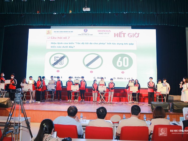 Chương trình tìm hiểu Luật giao thông đường bộ và kỹ năng lái xe mô tô an toàn cho sinh viên HaUI