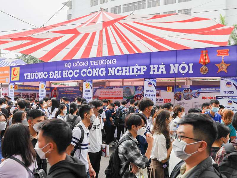 Ngày hội tư vấn tuyển sinh - hướng nghiệp 2022: Trên 14.000 lượt tiếp cận thông tin tại khu vực tư vấn của HaUI