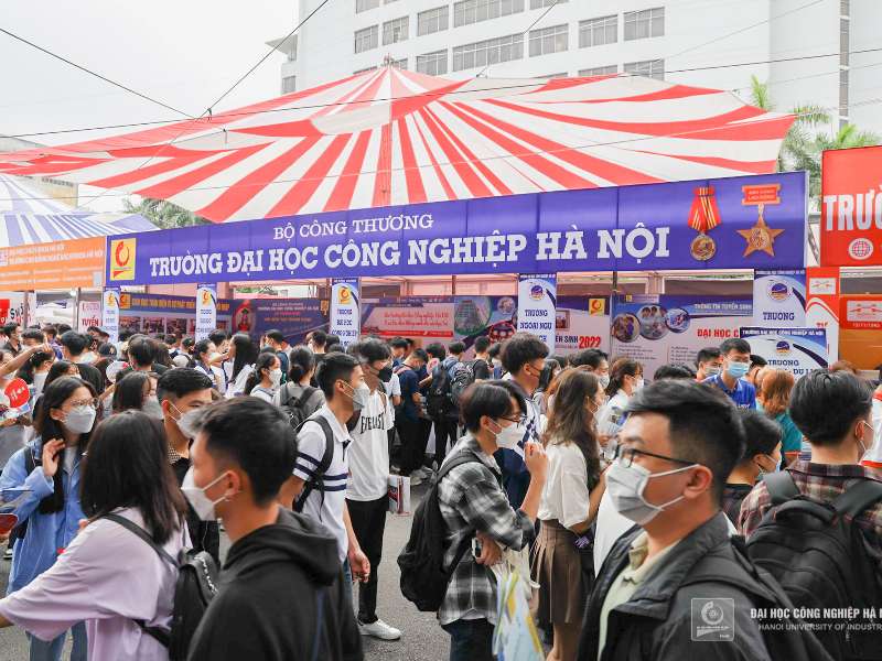 The Admission Consultation and Career Orientation Day 2022: the consultancy space of Hanoi University of Industry attracted over 14,000 visits