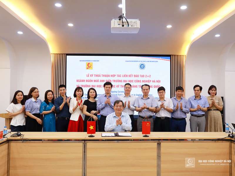 The signing ceremony on cooperation agreement between Hanoi University of Industry and Guangxi University of Science and Technology