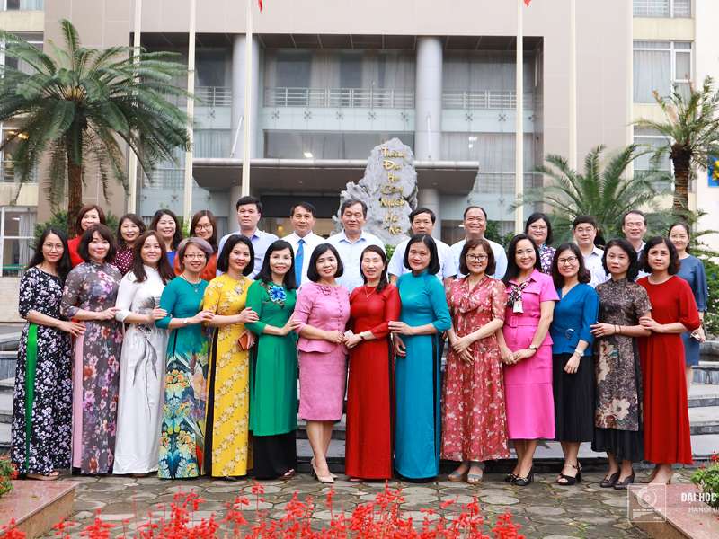 Đoàn nữ cán bộ lãnh đạo ngành Giáo dục thăm và làm việc tại Trường Đại học Công nghiệp Hà Nội