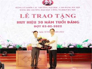 Trao tặng Huy hiệu 30 năm tuổi Đảng và Sơ kết công tác xây dựng Đảng 6 tháng đầu năm 2022