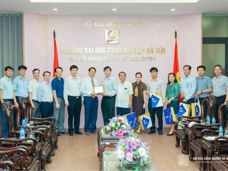 The delegation of Lao PDR's Vocational Education Development Institute paid a working visit to HaUI