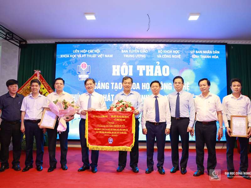 Trao tặng Cờ và Kỷ niệm chương Vì sự nghiệp Sáng tạo khoa học công nghệ Việt Nam