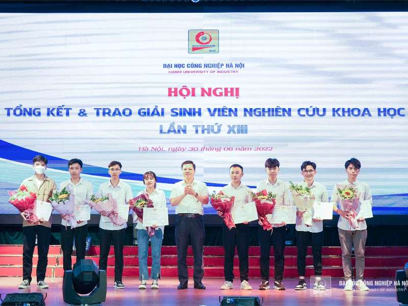 Students of Faculty of Mechanical Engineering with a study on designing and manufacturing 3D printing equipment (AM) integrated on CNC milling machines improve efficiency in plastic injection mold manufacturing