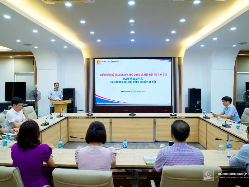 The delegation of Hanoi Industrial Textile Garment University paid a working visit to Hanoi University of Industry