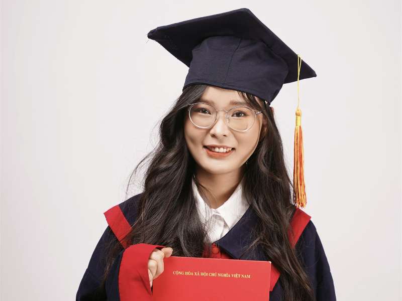 An excellent female student in a Chinese language class received a scholarship of 1 billion VND from the Chinese Government