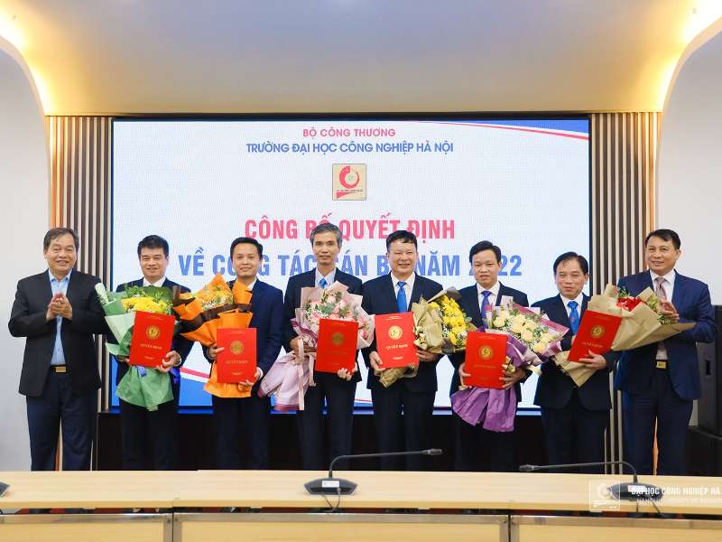 Trao Quyết định bổ nhiệm, bổ nhiệm lại viên chức quản lý