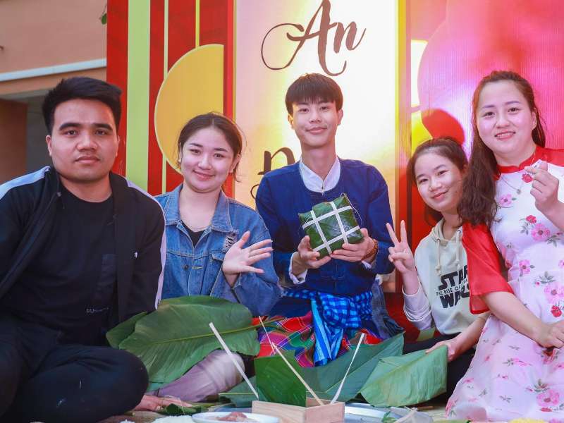 Spring reunion 2023: An opportunity for international students to experience Vietnamese Tet culture