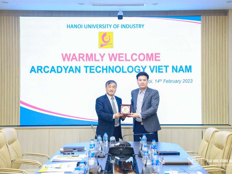 Hanoi University of Industry worked with Arcadyan Technology Vietnam to promote university-enterprise cooperation