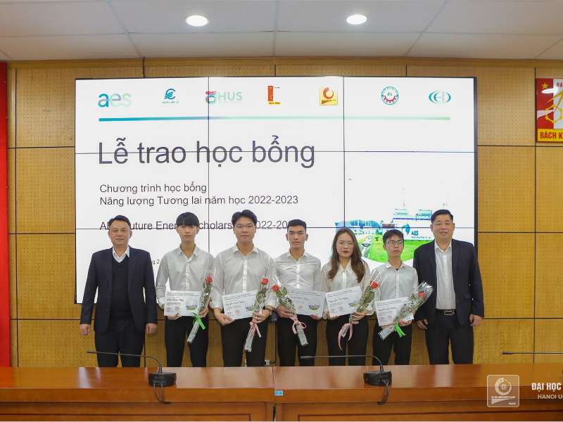 Students of Hanoi University of Industry received the AES Future Energy Scholarship