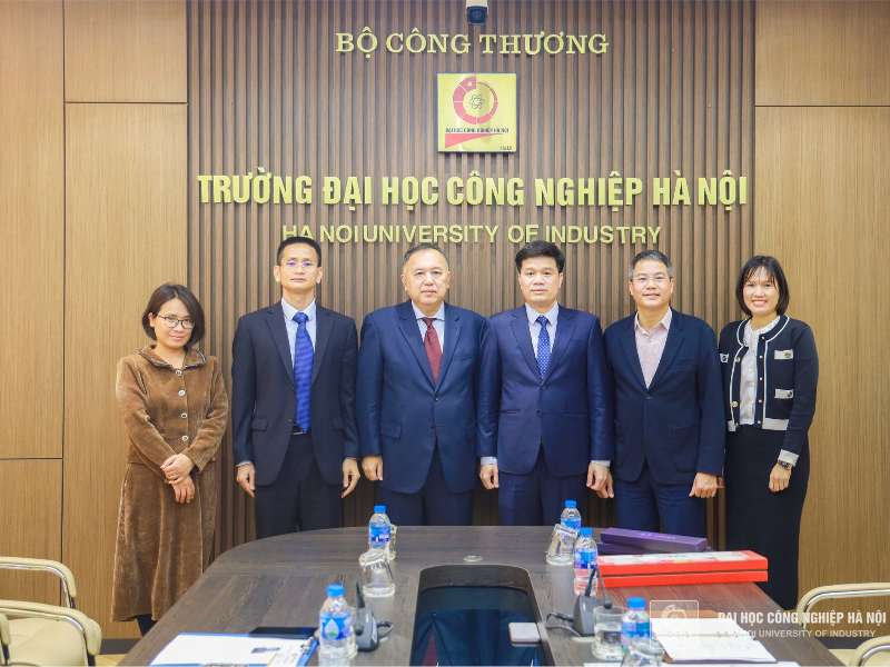 Education Counselor of the Chinese Embassy paid a working visit to Hanoi University of Industry