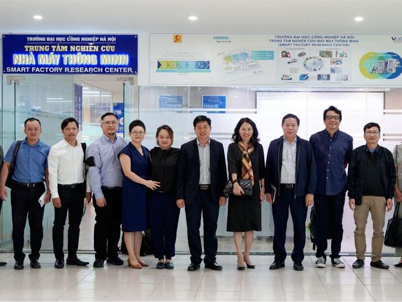 Siemens DISW, Steaming Cambodia, and Vietbay company, paid a working visit to Hanoi University of Industry to exchange experiences on building and operating the Smart Factory Research Center.