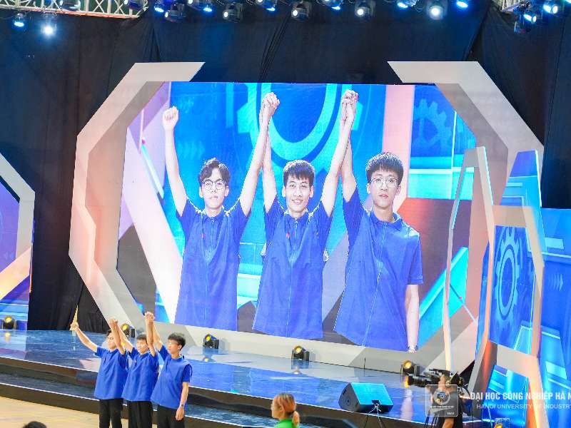 4 đội Robocon của Đại học Công nghiệp Hà Nội thẳng tiến vòng 1/8