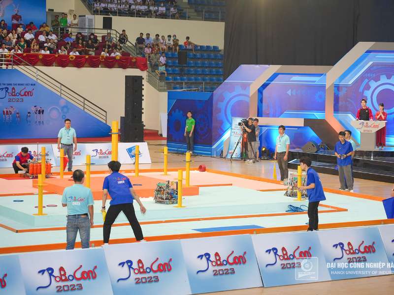 DCN - DREAM and DCN - DT 02 advance to the quarterfinals of Robocon Vietnam 2023