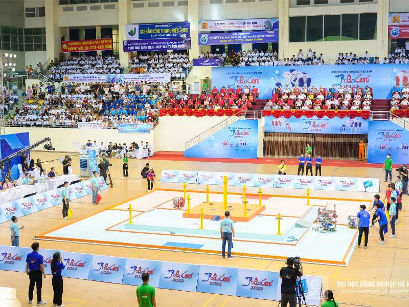 Four Robocon teams from Hanoi University of Industry advance to the 1/8 Knockout round