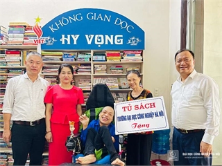 Đại học Công nghiệp Hà Nội trao tặng sách cho Câu lạc bộ Không gian đọc Hy vọng tại Thái Bình