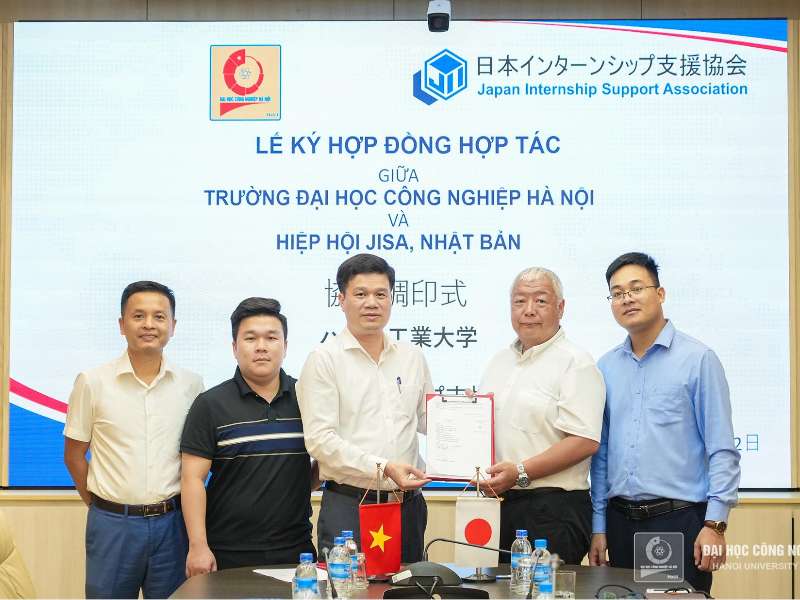 Signing a cooperation agreement between HaUI and JISA