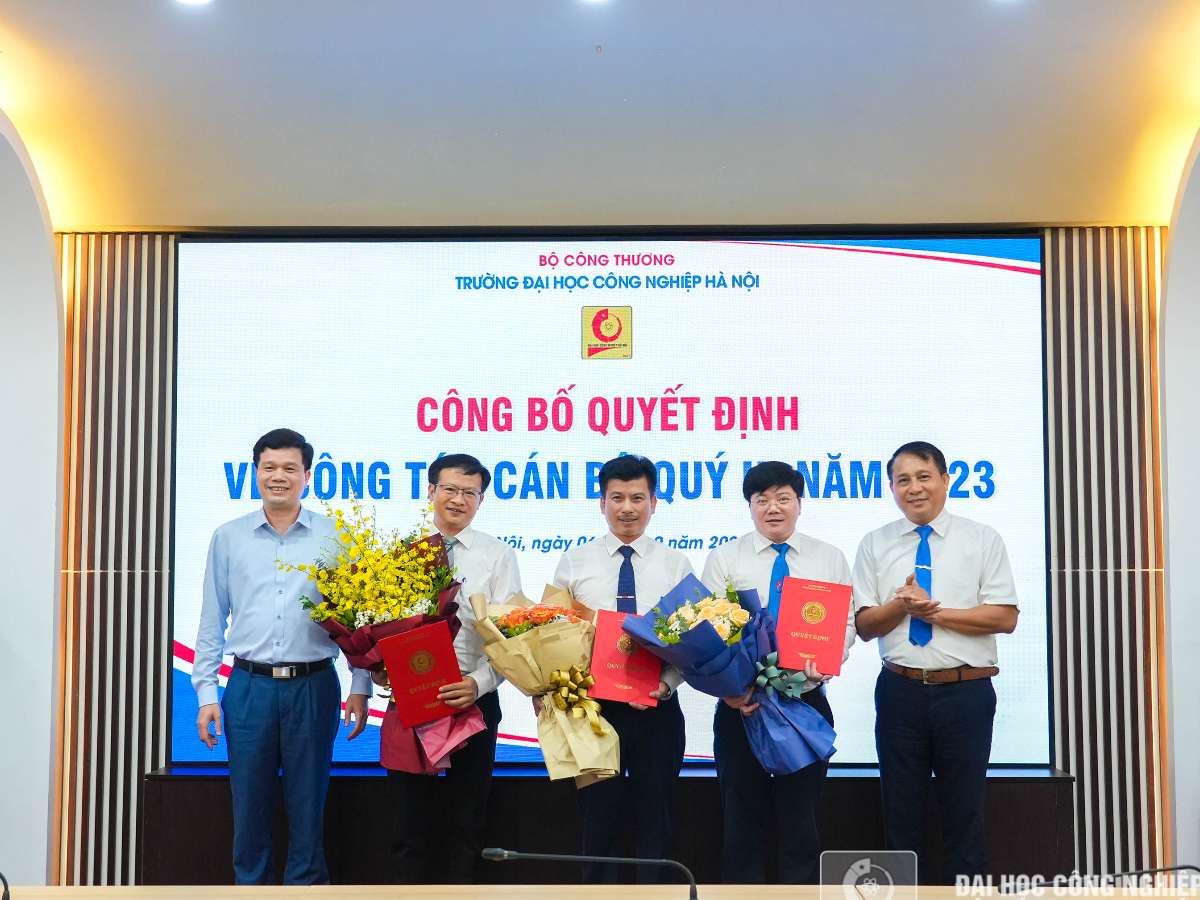 Trao Quyết định bổ nhiệm viên chức quản lý