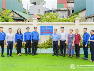 The Youth Union and Student Association of Hanoi University of Industry inaugurate a playground for children in Chang Son commune, Thach That district