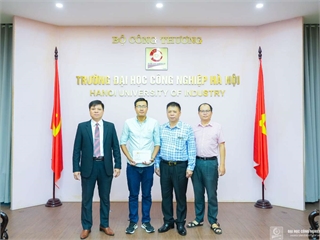 Đại học Công nghiệp Hà Nội trao hỗ trợ cho sinh viên bị ảnh hưởng sau vụ cháy chung cư