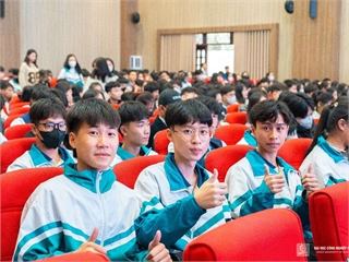 Đoàn giáo viên, phụ huynh và học sinh trường THPT Trần Nhân Tông, tỉnh Nam Định tham quan và tìm hiểu Đại học Công nghiệp Hà Nội