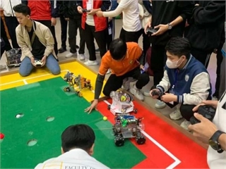 [Tiền phong] 'Robot đánh golf' thu hút sinh viên mê khoa học, sáng tạo