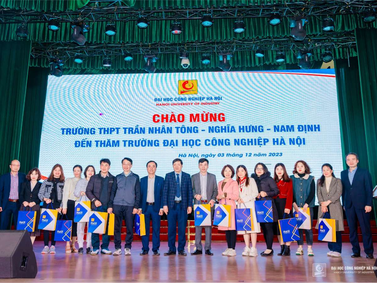 Tran Nhan Tong High School, Nam Dinh province, paid a visit to Hanoi University of Industry