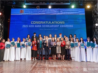 The KEB Hana Bank of Korea presents 20 scholarships to students majoring in Korean Language