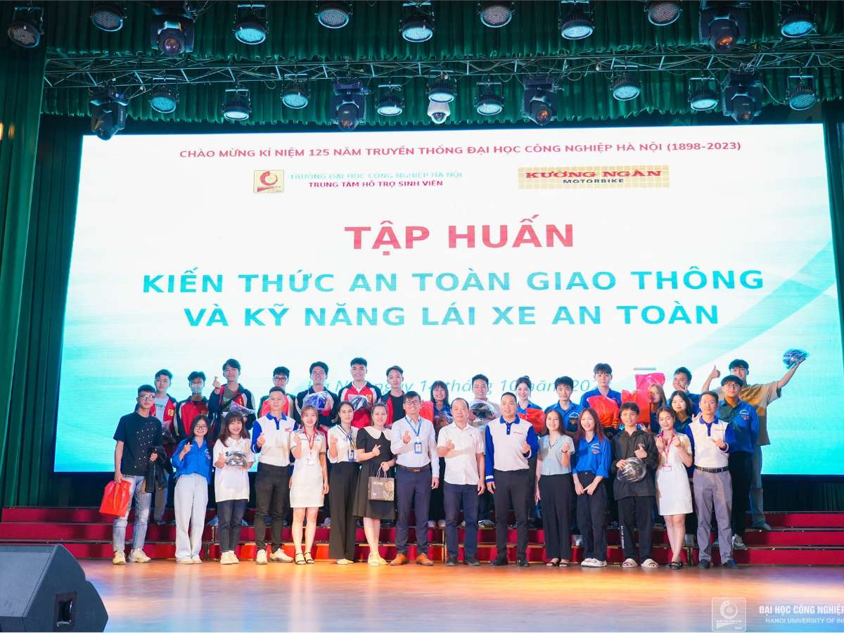 More than 500 students participated in a training session on traffic safety knowledge and safe driving skills