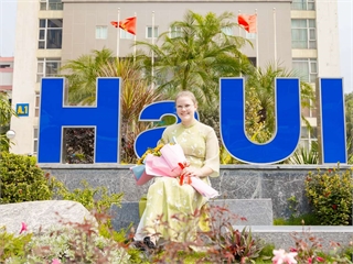 Nữ tình nguyện viên tại Đại học Công nghiệp Hà Nội