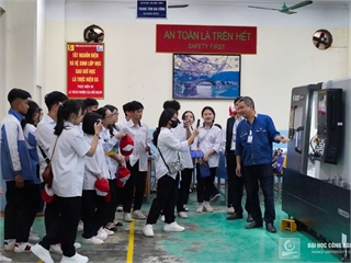 Students from Cat Ba High School are keen to explore the university life at Hanoi University of Industry
