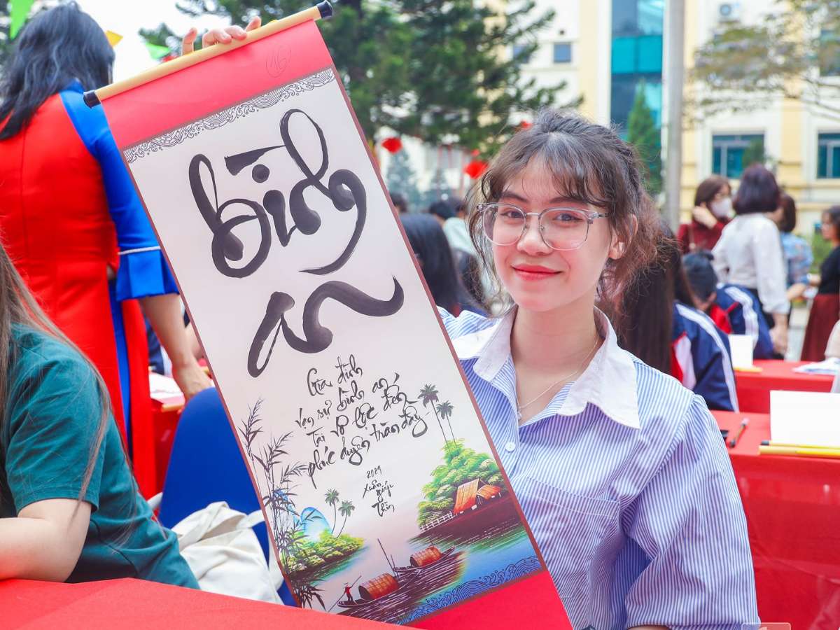 Calligraphy Writing Competition: Talented Handwriting 2024 Celebrates Cultural Beauty during Vietnamese Tet