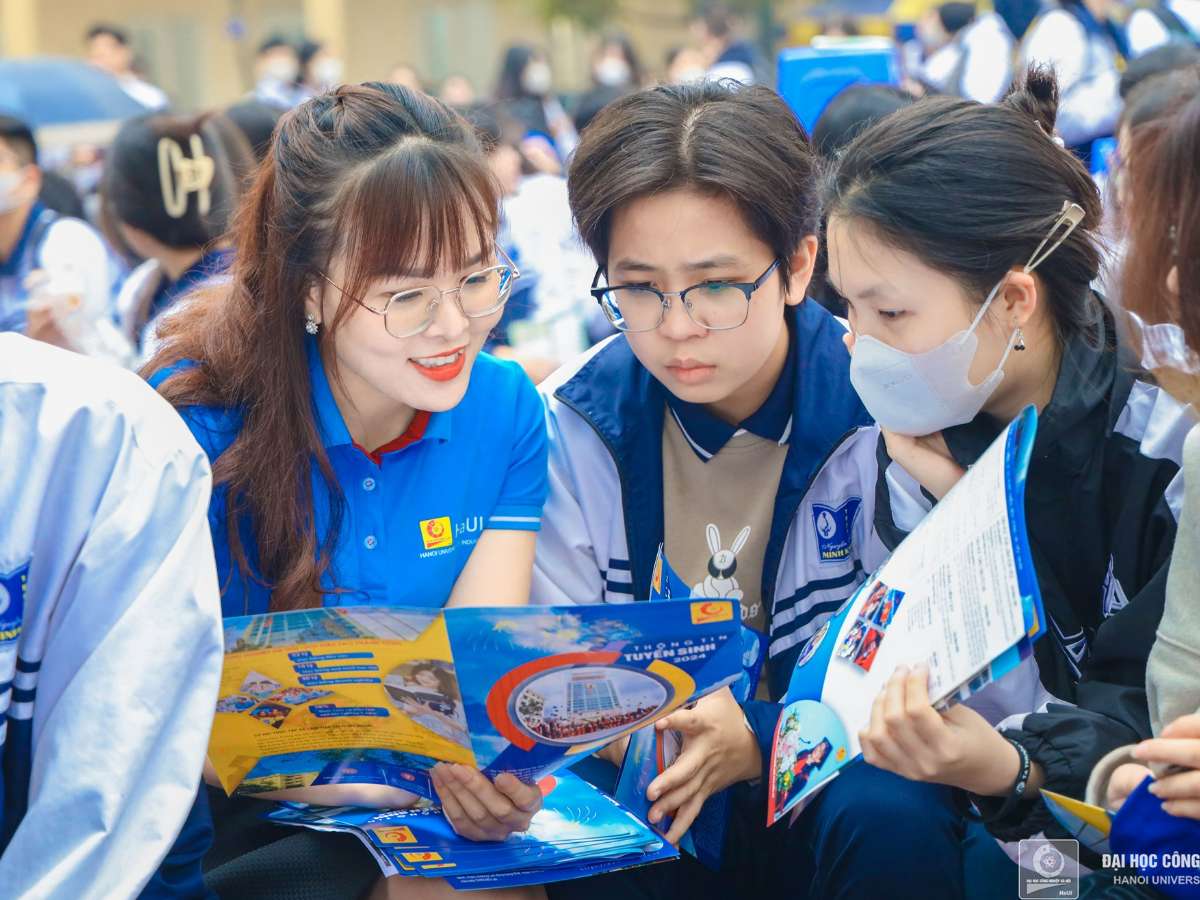 Exploring Future Horizons: Nguyen Thi Minh Khai High School Students dive into Hanoi University of Industry