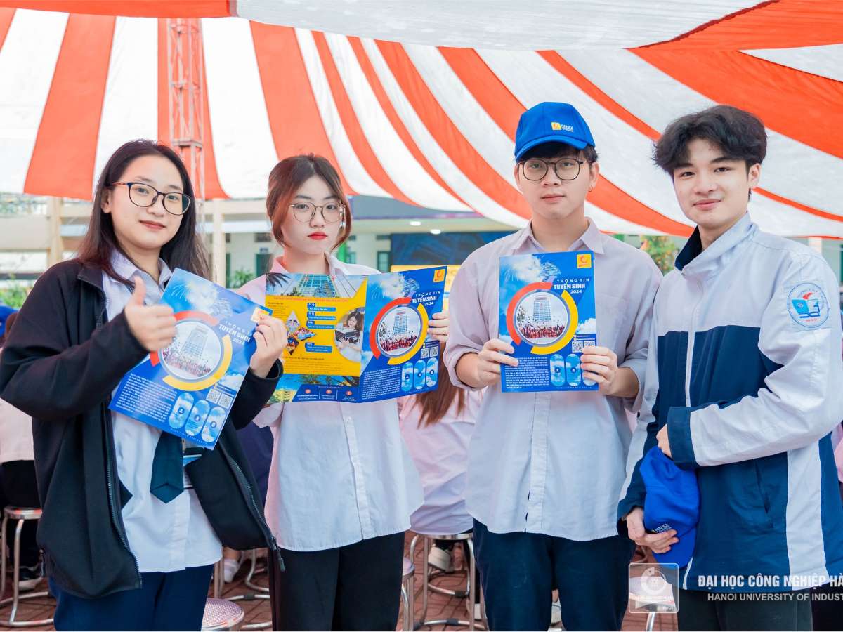 Hanoi University of Industry Supports Xuan Dinh High School Students in Admission Journey