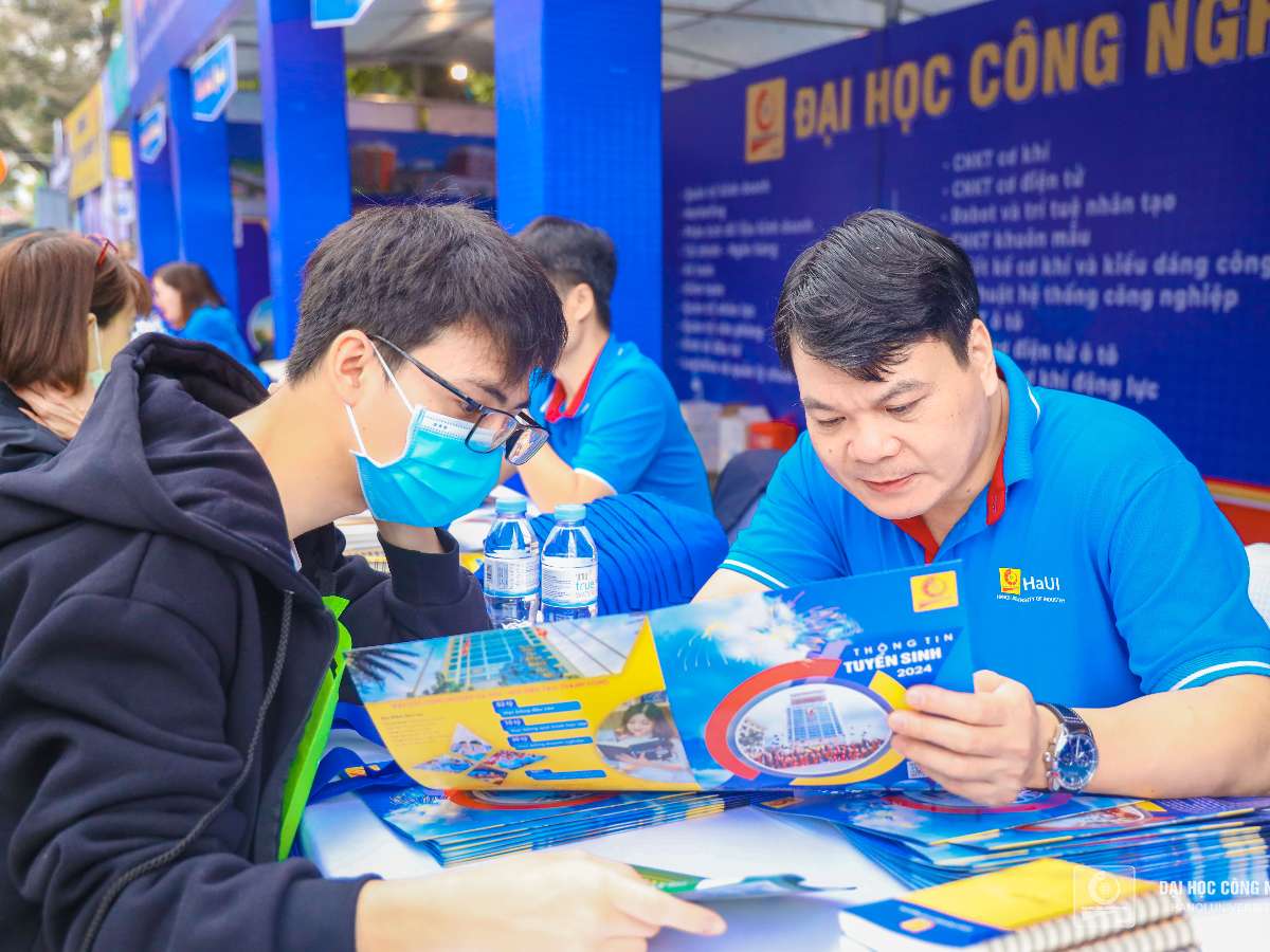 HaUI's Training Programs in Electronics, Integrated Circuit Design, AI, IT, and Media Spark Enthusiasm Among High School Students