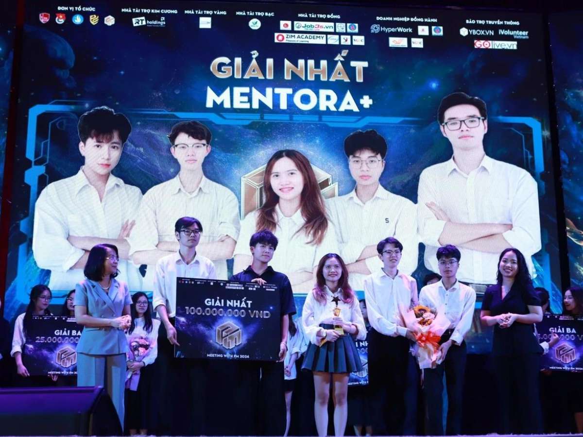 A group of students from Hanoi University of Industry and Foreign Trade University win the 2024 Meeting with PM Economic Debate Championship