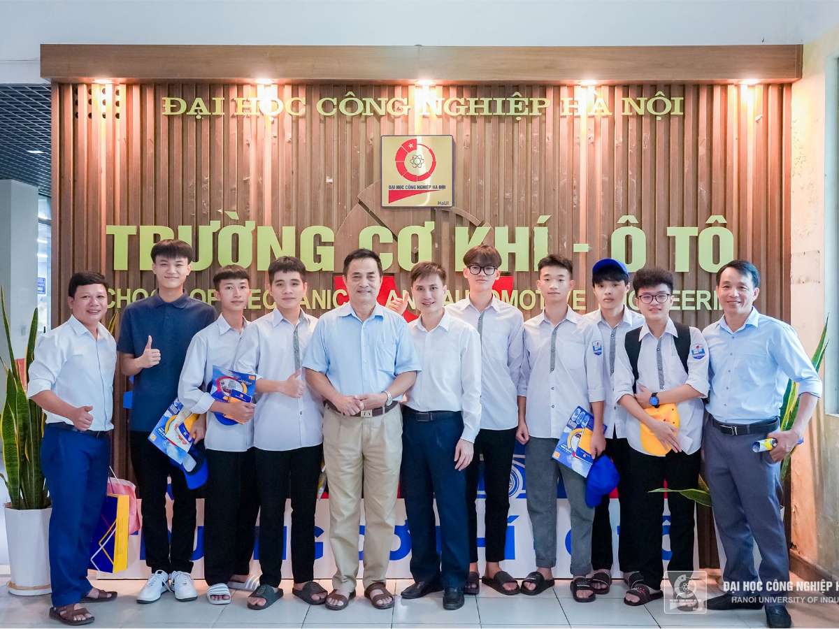 HaUI Welcomes Nguyen Sy Sach High School for Career Guidance Tour